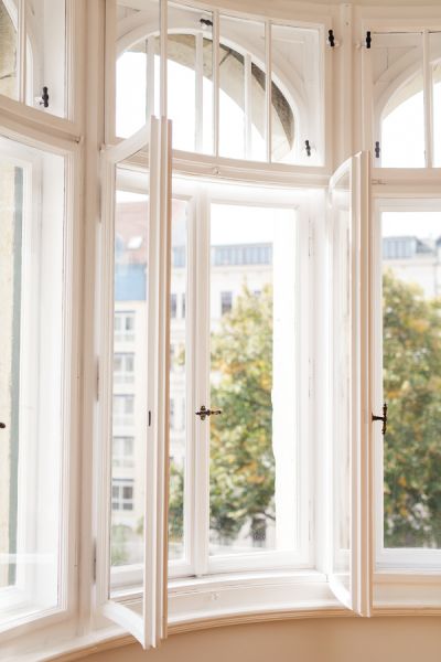 Stilvolles Altbaufenster mit Rundbögen und Blick ins Grüne für lichtdurchflutetes, charmantes Wohnen