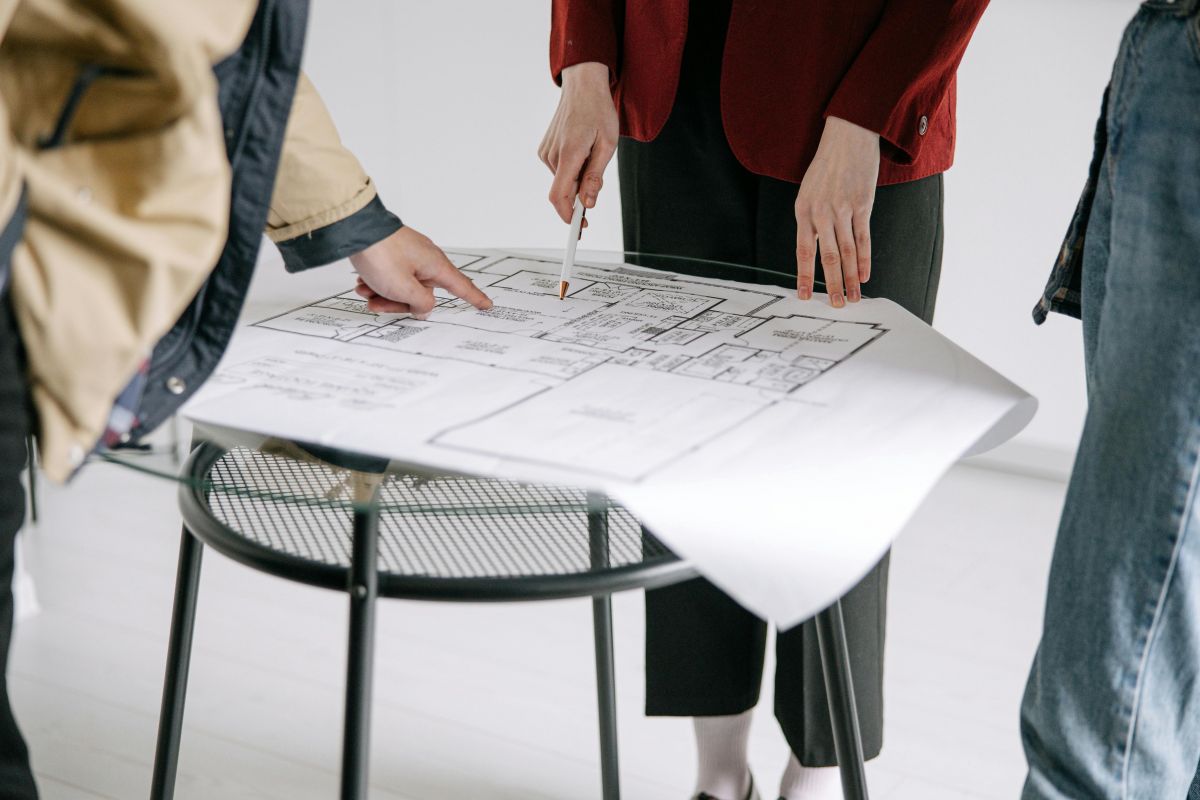 Gemeinsame Planung am Bauplan – kreative Ideen für moderne und individuelle Wohnimmobilien